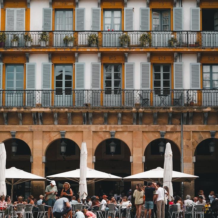 Outdoor terrace seating suitable for families in Porto